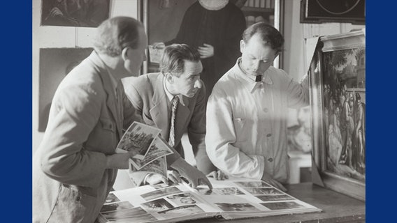 Das Bild zeigt Kurt Seeleke (2.v.l.) mit Restauratoren bei der Arbeit. © Stadtarchiv Braunschweig 