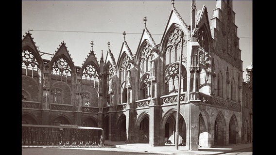 Das Bild zeigt das Altstadtrathaus in Braunschweig nach einem Luftangriff im Zweiten Weltkrieg. © Stadtarchiv Braunschweig 