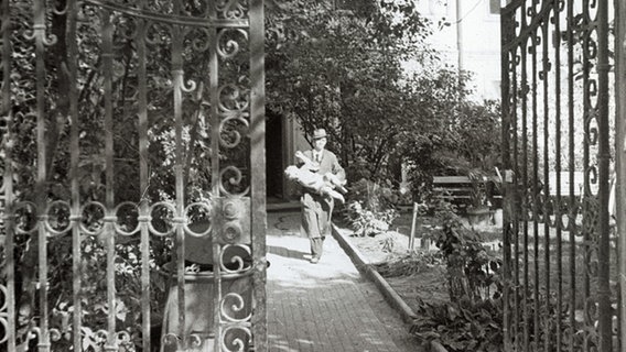 Kurt Seeleke birgt ein Kunstwerk aus einem Gebäude. © Stadtarchiv Braunschweig 