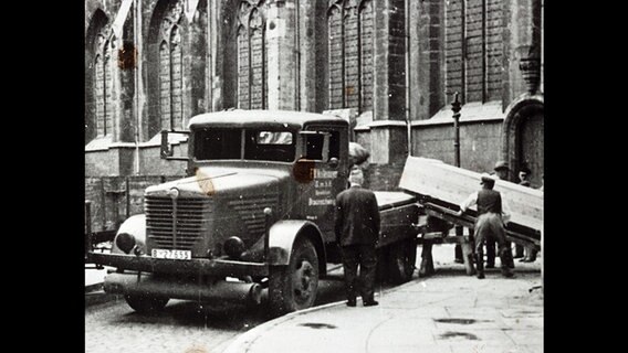 Die Grab-Platten Heinrichs des Löwen und Herzogin Mathilde werden aus dem Dom abtransportiert. © Stadtarchiv Braunschweig 