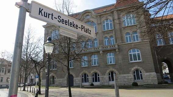 Das Bild zeigt ein Straßenschild mit der Aufschrift: "Kurt Seeleke Platz." © Jan Lauer Foto: Jan Lauer