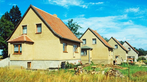 Eine Reihe Einfamilien-Häuser in der ehemaligen DDR © Kurt Hamann 
