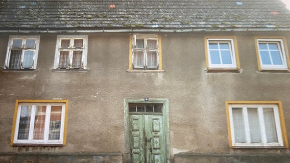 Das Haus der Schmitts in Mirow vor der Sanierung.  