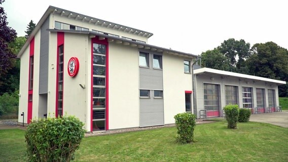 Ein doppelstöckiges helles Haus mit Wagenhalle ist die neue Feuerwehrwache in Tribsees. © NDR 