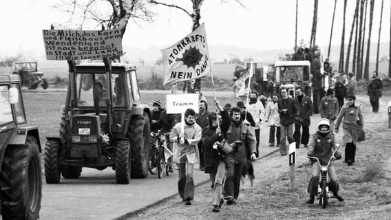 Landwirte und Anwohner ziehen am 25. März 1979 bei einer Demonstration gegen Kernkraft und das Vorhaben, in Gorleben ein atomares Endlager zu errichten, durchs Wendland. © picture alliance/dpa Foto: Klaus Rose