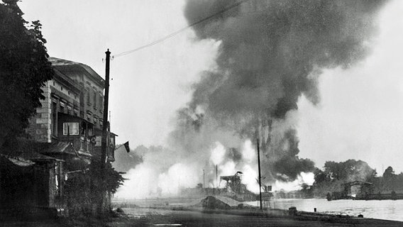 Rauchsäulen über der Westerplatte in Danzig nach dem Angriff deutscher Soldaten am 1. September 1939. © picture-alliance 