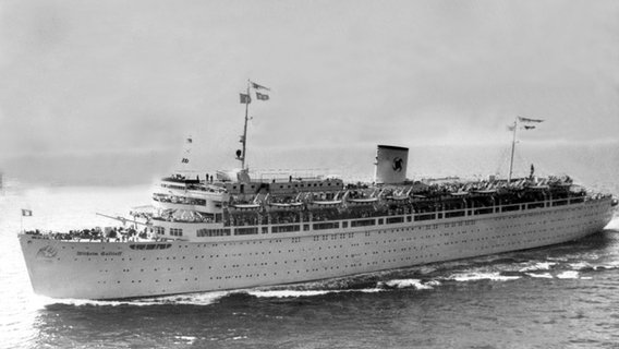 Das Kreuzfahrtschiff "Wilhelm Gustloff" auf dem Meer. © picture-alliance / dpa Foto: dpa