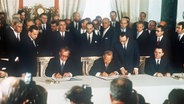 Bundeskanzler Willy Brandt (l.) und der sowjetische Ministerpräsident Alexei Kossygin (M.) unterzeichnen am 12.08.1970 in Moskau den Deutsch-Sowjetischen Vertrag. © picture-alliance / dpa Foto: UPI