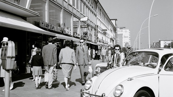 Die Porschestraße in Wolfsburg in den 60er-Jahren. © Sammlung Klaus Hackländer 