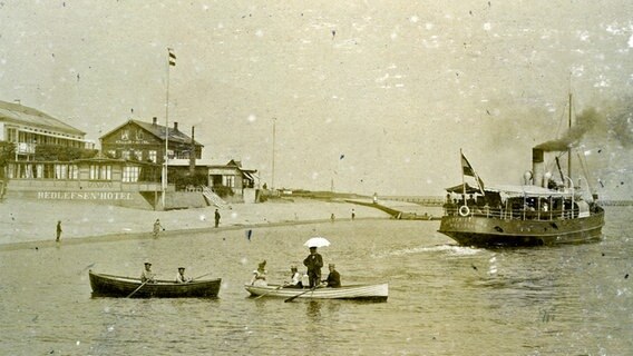 Salondampfer vor Wyk auf Föhr um 1900. © Archiv Dr.-Carl-Häberlin-Friesen-Museum 