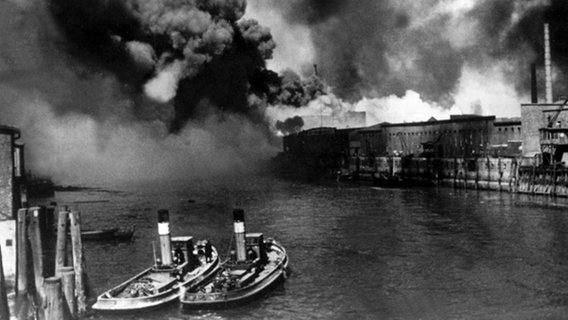 Brennende Öltanks im Hamburger Hafen nach einem Luftangriff während des Zweiten Weltkriegs © dpa-Bildfunk 
