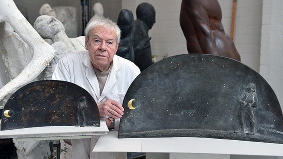 Bildhauer Waldemar Otto in seinem Atelier mit den Plastiken für das Denkmal für den Dichter Matthias Claudius. © dpa Foto: Carmen Jaspersen