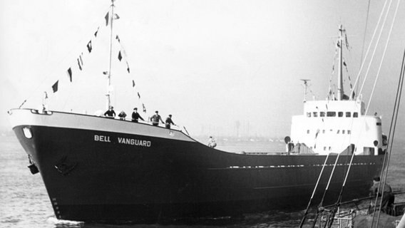 Die "Bell Vanguard" im Hamburger Hafen. Das erste deutsche Container-Frachtschiff wurde am 27.04.1966 in Hamburg abgeliefert. © dpa 