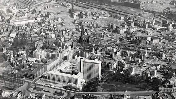 Luftaufnahme des Conti-Hochhauses im Jahr 1953. © Continental AG 