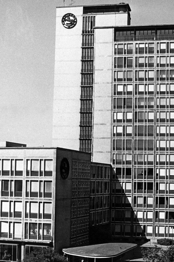 Das Conti-Hochhaus in Hannover 1969. Das ehemalige Verwaltungsgebäude der Continental AG wird seit 1995 von der Leibniz Universität Hannover genutzt. © picture alliance / Wulf Pfeiffer Foto: Wulf Pfeiffer