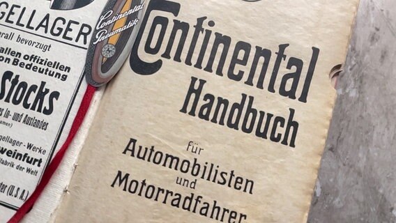 Ausschnitt des Titelblatts vom "Continental Handbuch für Automobilisten und Motorradfahrer" Ausschnitt des Titelblatts vom "Continental Handbuch für Automobilisten und Motorradfahrer" © Continental