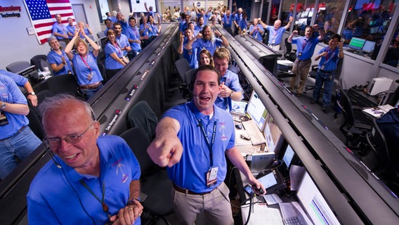 Das Mars-Science-Laboratory-Team in Pasadena jubelt am 6. August 2012 über die Landung des Rovers Curiosity. © NASA/JPL-Caltech/MSSS 
