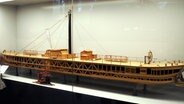 Ein Modell des ersten deutschen Dampfschiffs, der "Prinzessin Charlotte von Preußen" von 1816, im Verkehrsmuseum in Berlin. © picture-alliance/ dpa/dpaweb Foto: Frank Rumpenhorst