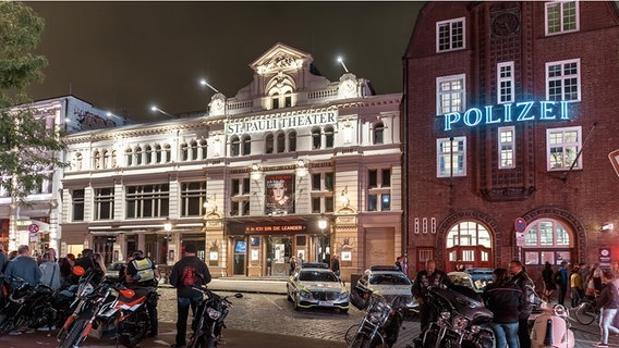 Blick auf das 1881 gegründete St. Pauli Theater neben der Davidwache auf St.Pauli. © picture alliance/dpa Foto: Markus Scholz