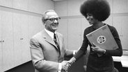 Erich Honecker, Staatsratsvorsitzender und Generalsekretär des ZK der SED, empfängt im September 1972 die US-amerikanische Bürgerrechtlerin Angela Davis. © Bundesarchiv, Bild 183-L0911-029 / Koard, Peter / CC-BY-SA 3.0 / https://creativecommons.org/licenses/by-sa/3.0/de/deed.de Foto: Peter Koard