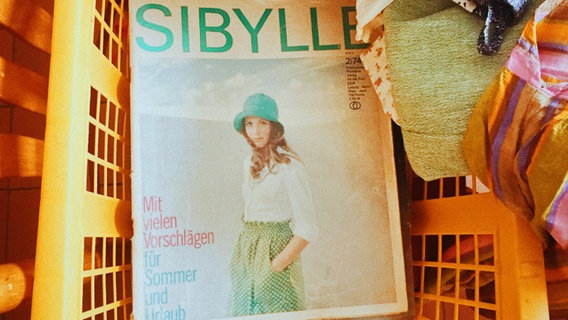 DDR-Frauenzeitschrift Sibylle liegt in Waschkorb. © Hannes Wichmann Foto: Hannes Wichmann