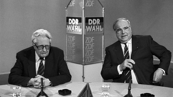 Die Parteivorsitzenden Hans-Jochen Vogel (SPD) und Helmut Kohl (CDU) während der Bonner Runde zu den Wahlen in der DDR am 18.03.1990 in Bonn. Die Parteivorsitzenden Hans-Jochen Vogel (SPD) und Helmut Kohl (CDU) während der Bonner Runde zu den Wahlen in der DDR am 18.03.1990 in Bonn. © picture-alliance/ dpa Foto: Martin Athenstädt