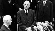 Ministerpräsident Heinrich Lübke (vorne, l) bei seinen Begrüßungsworten an den französischen Präsidenten Charles de Gaulle (M) am 4. September 1962 in Köln. © picture alliance / Heinz-Juergen Goettert Foto: Heinz-Juergen Goettert