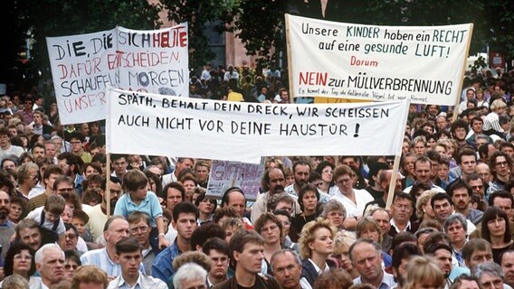 Demonstration gegen eine Müllverbrennungsanlage 1989 in Baden-Württemberg. Demonstration gegen eine Müllverbrennungsanlage 1989 in Baden-Württemberg. © picture-alliance / dpa Foto: Rolf Haid