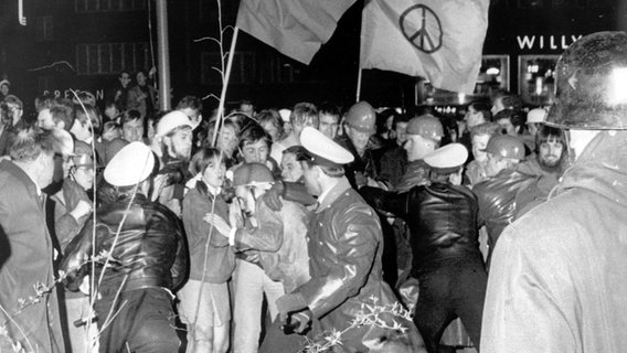 Demonstranten im Kampf mit der Polizei vor dem Hamburger Polizeipräsidium am 16. April 1968. © picture-alliance / dpa 