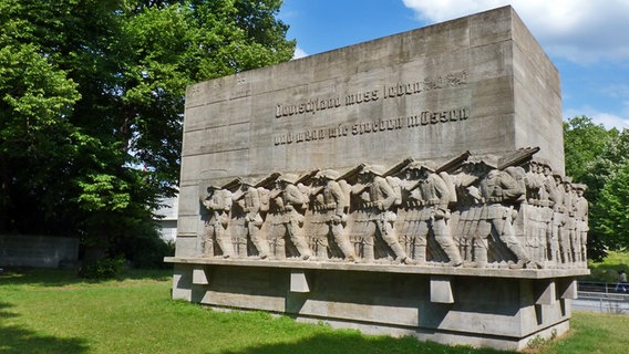 Denkmal zu Ehren des Infanterie-Regiments 76 am Dammtordamm in Hamburg © NDR Foto: Irene Altenmüller