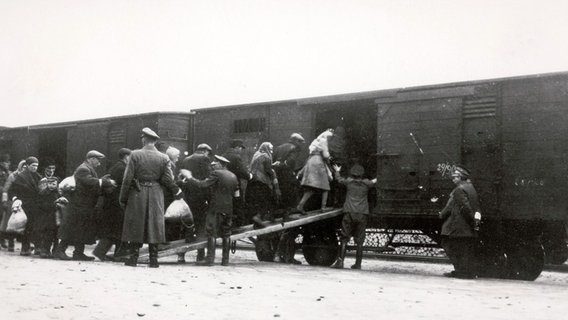 Deutsche Soldaten bei der Deportation polnischer Juden per Viehwaggon 1944. © dpa - Bildarchiv 