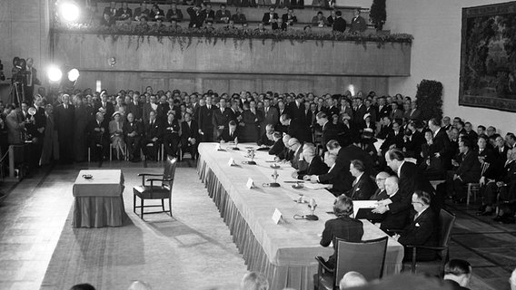 Blick in den Bonner Bundesratssaal während der feierlichen Unterzeichnung des Deutschlandsvertrags am 26. Mai 1952, rechts Bundeskanzler Konrad Adenauer. © picture-alliance/ dpa Foto: Georg Brock