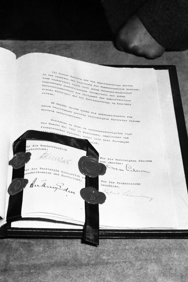 Die Unterschriften der vier Unterzeichner des Friedensvertrages zwischen den Westmächten und Westdeutschland sind auf der deutschen Kopie des Abkommens nach der Unterzeichnung in Bonn am 26. Mai 1952 zu sehen. Die Unterschriften sind die des Bundeskanzlers Dr. Konrad Adenauer (o.l.), des britischen Außenministers Anthony Eden (u.l.), des US-Außenministers Dean Acheson (o.r.) und des französischen Außenministers Robert Schuman (u.r.). © picture alliance / AP Images 