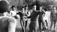 Oberlehrer Herbert Klemig (m) 1980 beim Fußballtraining an der Deutschen Hochschule für Körperkultur und Sport (DHfK) in Leipzig. © picture-alliance/ dpa | ZB 