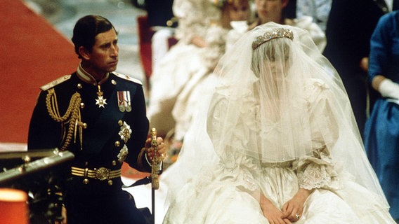 29. Juli 1981: Charles und Diana bei der Trauungszeremonie © dpa/Picture-Alliance / Photoshot 