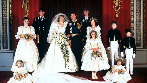 29. Juli 1981: Das Brautpaar Prinz Charles und Prinzessin Diana mit Angehörigen und Blumenkindern im Buckingham Palast nach der Trauung in der Londoner St. Paul's Kathdrale. © dpa - Bildarchiv 