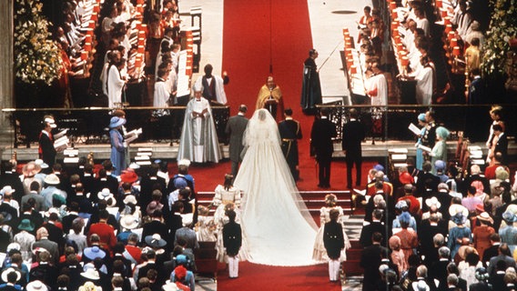 29. Juli 1981: Lady Diana und Prinz Charles während der Trauung in der St. Paul's Kathedrale. © dpa - Fotoreport 