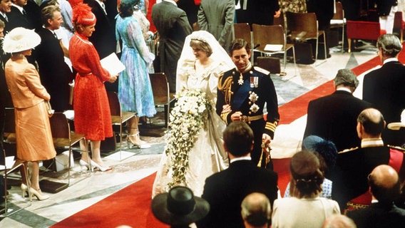 29. Juli 1981: Lady Diana und Prinz Charles verlassen die Kirche. © Picture-Alliance / Photoshot 