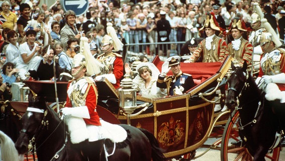 29. Juli 1981: Prinzessin Diana und Prinz Charles fahren nach der Trauung mit der Kutsche von der St. Paul's Kathedrale zum Buckingham Palast. © dpa - Bildarchiv 