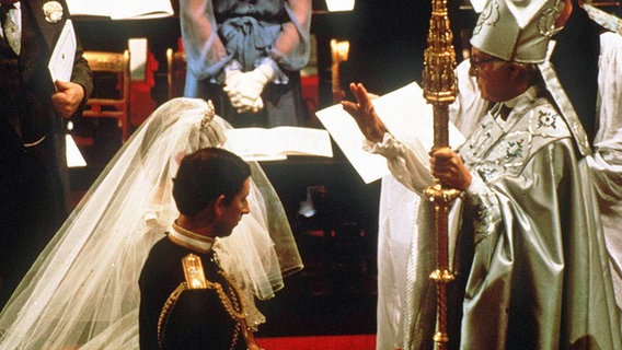 29. Juli 1981: Lady Diana und Prinz Charles während der Trauungszeremonie. © Picture-Alliance / Photoshot 
