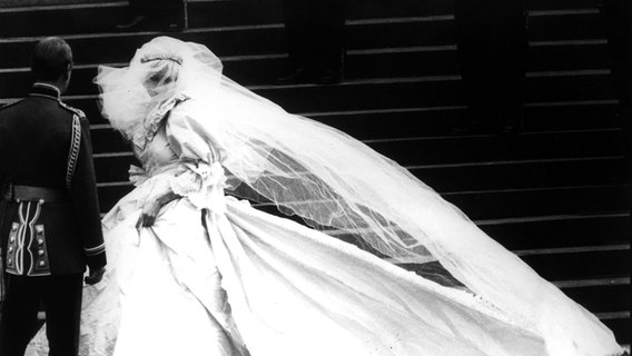 29. Juli 1981: Lady Diana in ihrem Hochzeitskleid © Picture-Alliance / Photoshot 