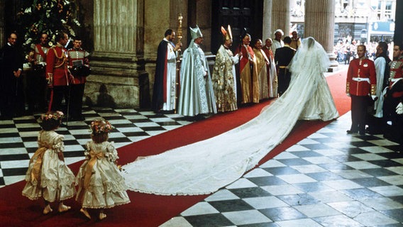 29. Juli 1981: Das Brautpaar Prinzessin Diana und Prinz Charles verlässt die St. Paul's Kathedrale. © Picture-Alliance / Photoshot 