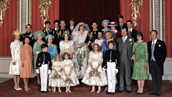 29. Juli 1981: Offizielles Gruppenfoto des Hochzeitspaares Prinz Charles und Prinzessin Diana. © dpa - Report 