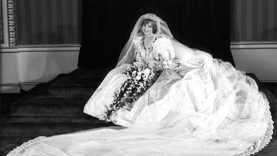 29. Juli 1981: Prinzessin Diana posiert mit ihrem Hochzeitskleid © dpa - Fotoreport 