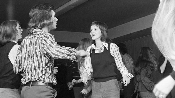 Ein junges Paar tanzt Mitte der 70er-Jahre in einer Diskothek. © picture alliance / United Archives Foto: Werner Otto