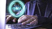 DNA-Forschung: Ein Mann arbeitet an einem Laptop © picture alliance / imageBROKER Foto: Ivan Las Heras