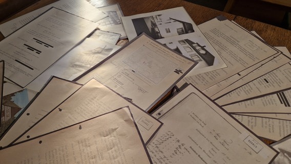 Ein Stapel von verschiedenen historischen Dokumenten zum Fall Erich Gust Ein Stapel von verschiedenen historischen Dokumenten zum Fall Erich Gust © NDR