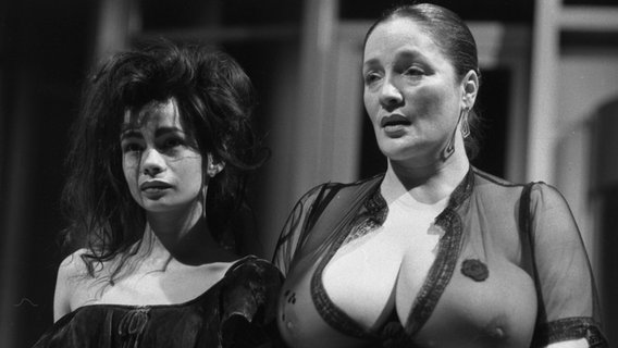 Domenica Niehoff und Schauspielerin Karen Böhne 1986 in einem Theater-Stück auf einer Bühne in Frankfurt am Main. © picture alliance/AP Images Foto: Frank Rumpenhorst