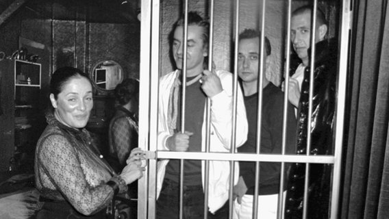 Domenica Niehoff und die Trio-Mitglieder Peter Behrens, Kralle Krawinkel und Stefan Remmler posieren 1983 bei einem Foto-Shooting zum Titel "Bum Bum". © dpa - Report Foto: Dieter Klar