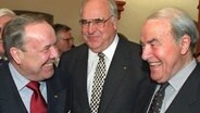 Gut gelaunt stehen die drei CDU-Politiker Walter Wallmann (l), Bundeskanzler Helmut Kohl (M) und der Ehrenvorsitzende der hessischen Union, Alfred Dregger (r), am 3. Dezember 1997 im Kloster Eberbach im Rheingau zusammen. © picture-alliance / dpa Foto: Fabian Matzerath